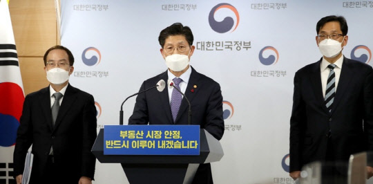 노형욱 국토교통부 장관이 27일 정부서울청사 브리핑실에서 2022년도 국토교통부 업무계획을 브리핑하고 있다. <연합뉴스>